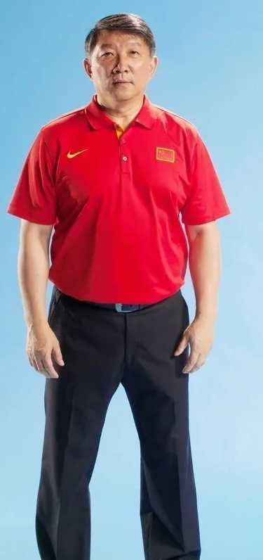 唯一给男女篮都拿回冠军的68岁狠人，又上岗了。当别家教练退休钓鱼，宫鲁鸣抱着