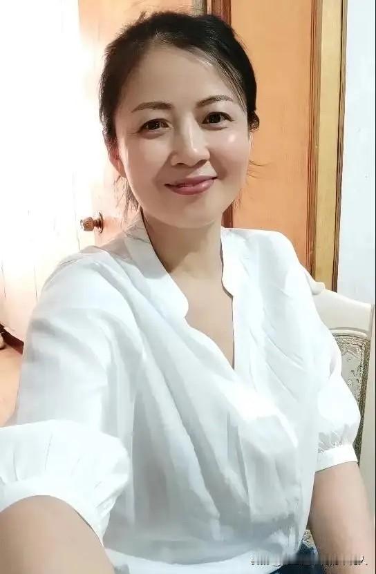 王江穗当年那份声明，简直是把王石和田朴珺的绯闻按在地上摩擦。别家离婚都是鸡飞狗跳