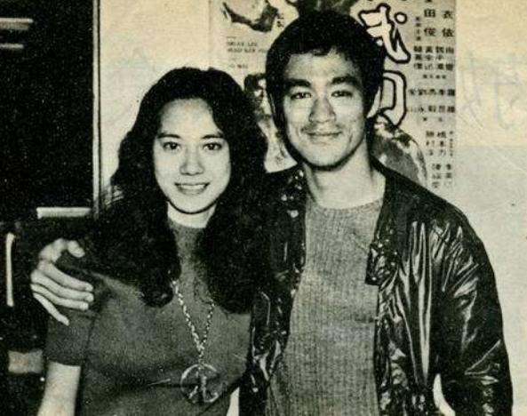 向华强的前妻丁佩曾当过李小龙的情人，李小龙死后向华强娶了丁佩。向华强审美眼光没得