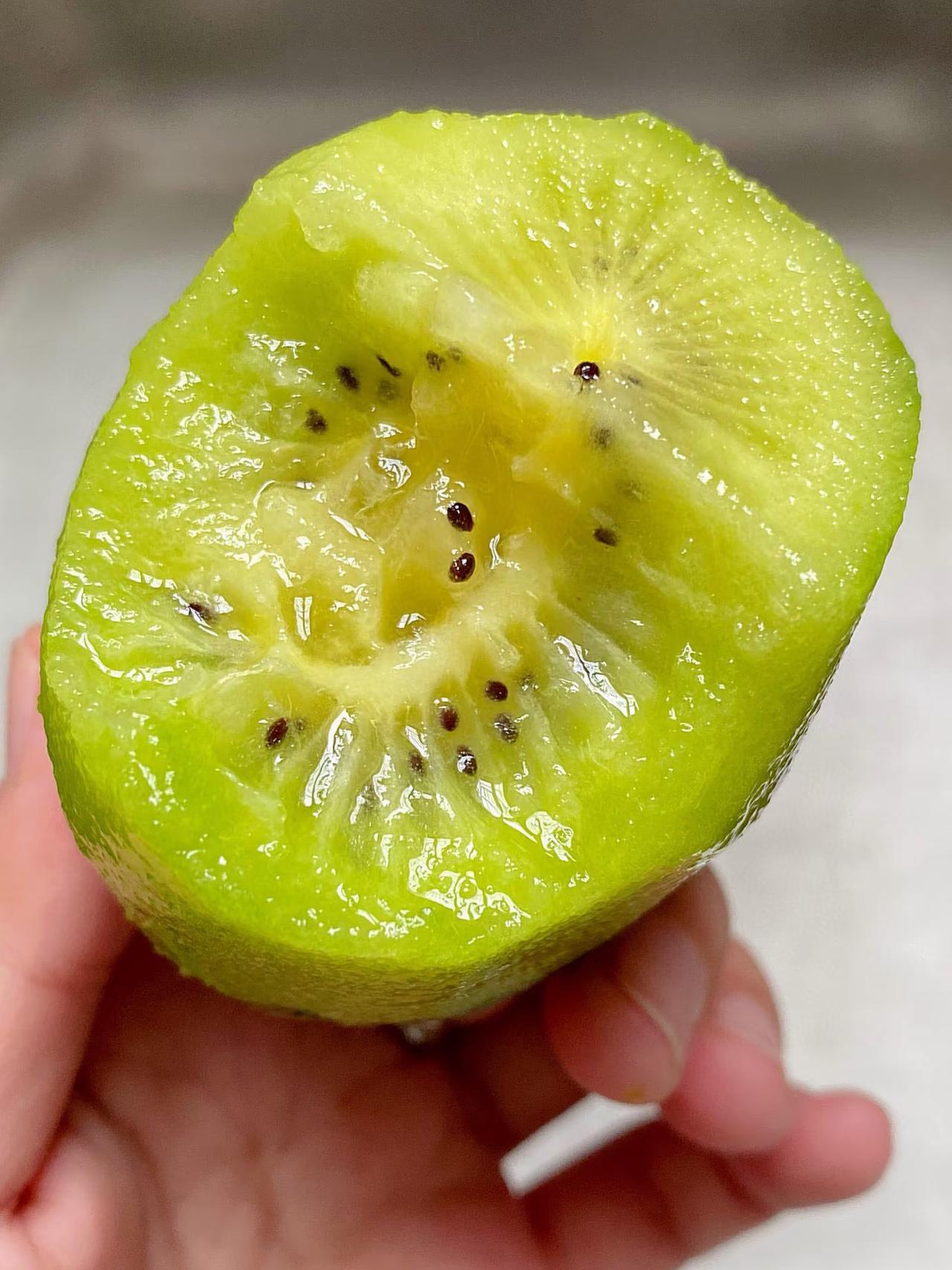 猕猴桃🥝个头大vs原生态，甜软vs硬酸，猕猴桃到底该怎么选？有人说，现在