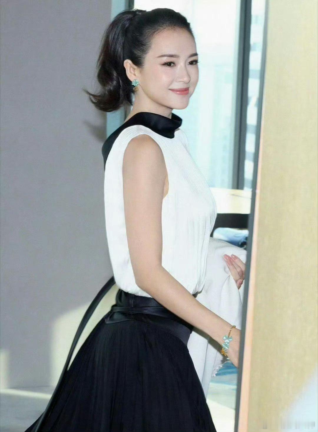 章子怡高马尾造型谁懂章子怡高马尾的含金量！简约黑白裙装勾勒好身段，利落马尾衬得