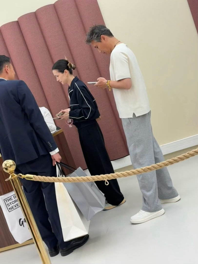 52岁的李乃文在巴黎街头被偶遇，满头白发却挡不住那股子从容劲儿。最戳人的不是他陪