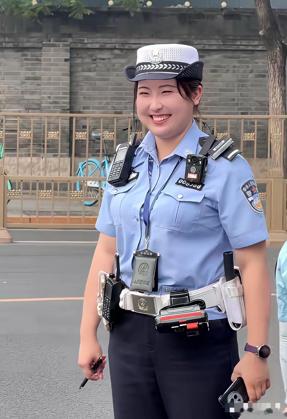 在北京鼓楼路口有位女交警，时而微笑、时而严肃。这就是温柔女交警苌天天，北京室外气