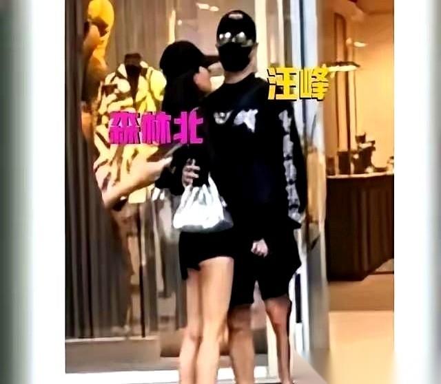 说真的，看到那张照片，我第一眼心疼的不是章子怡，是那个跟在后面的小姑娘。老爹和