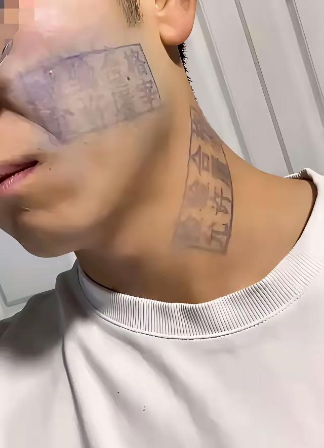 这世界上什么人都有，往猪肉上盖的检疫章，手贱盖到自己脸上，脖子上玩，相当于自己给