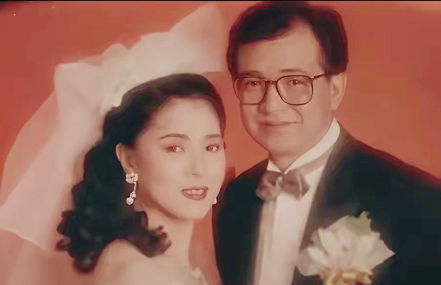 37岁那年,TVB金牌配角许绍雄在新加坡演出后台,对32岁离异带娃的龙嬿一见钟情