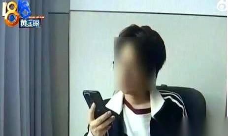 江苏宜兴，一个42岁的离异女人，在派出所签完协议，拿到了男友给的2万块钱。她攥