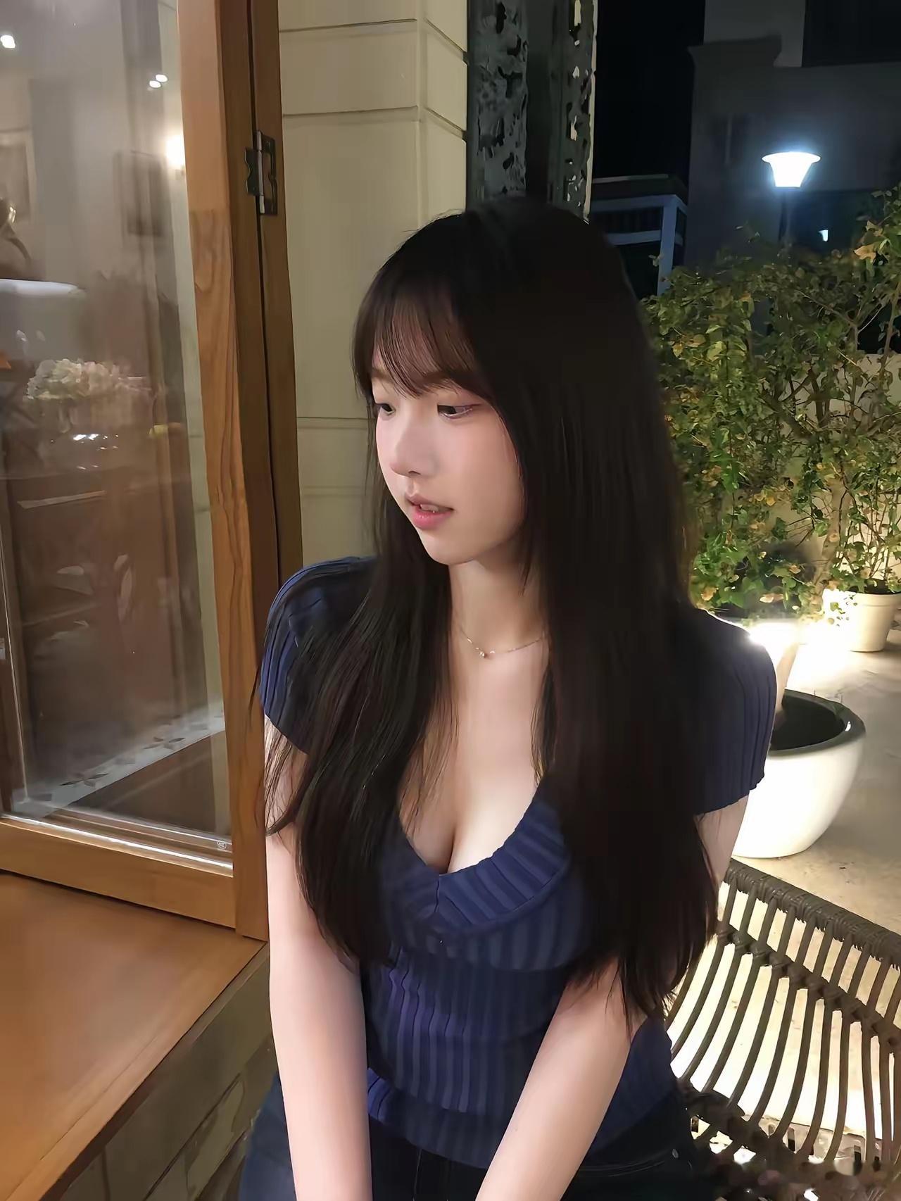 人总是这样喜欢在回忆里找被爱的细节好像找到的线索越多那个人仿佛就能回来一样