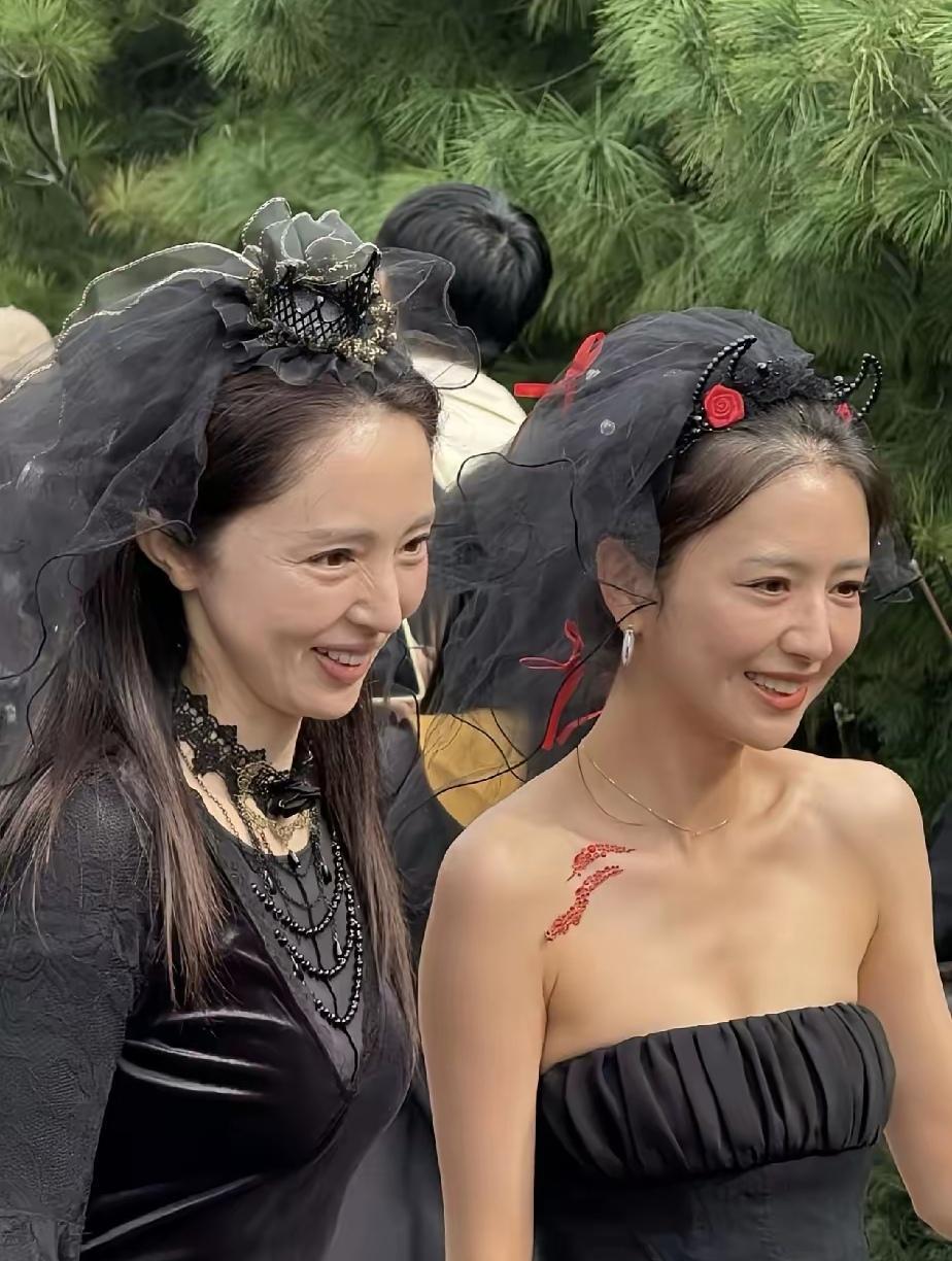 这居然是董璇！电视上那么漂亮的一个女人，现实生活中竟然老成这样了，满脸的皱纹
