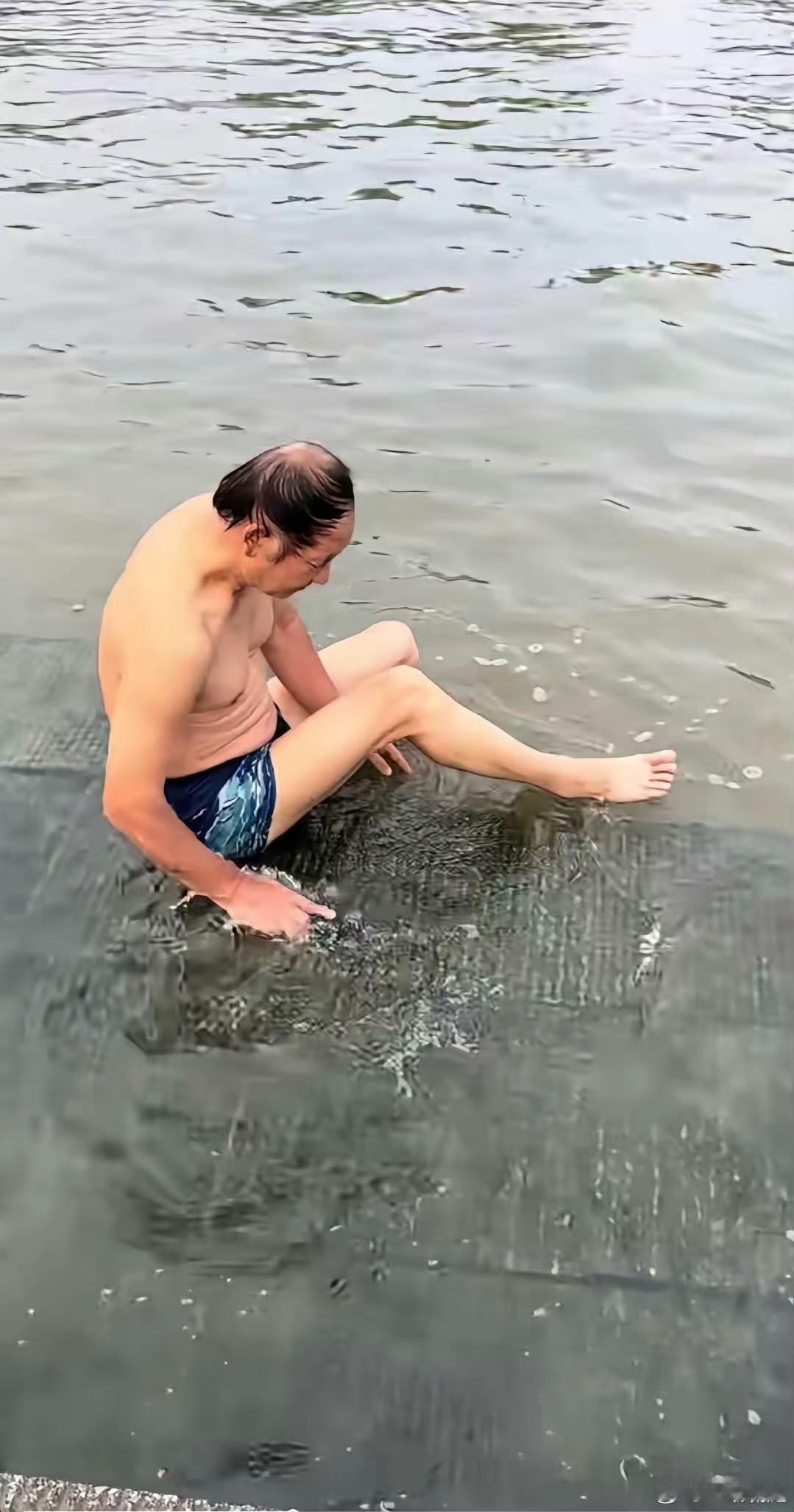 一天津大爷在清理海河边亲水平台上的台阶，长期被水浸泡后，上面生出了很多苔藓导致石