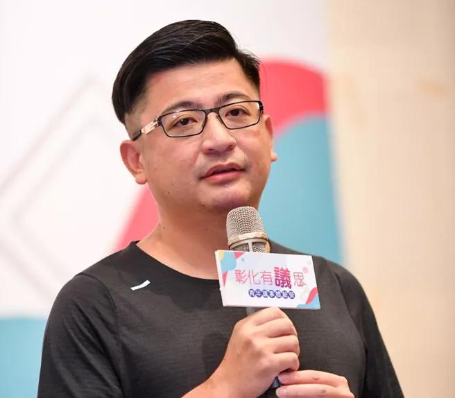 国民党主席将于10月18日改选，彰化县议长谢典林稍早在脸书发文，台中市长卢秀燕最