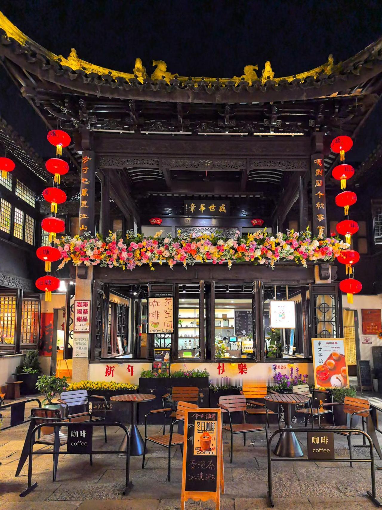 有两类人，千万不要深聊。​第一类，是为你提供服务的人店员、服务人员、维修师傅