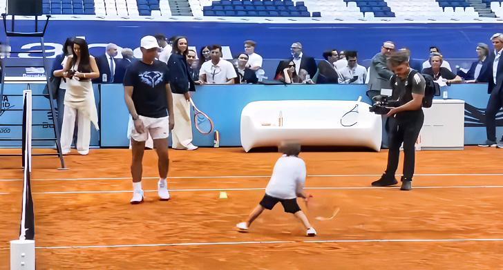 虎父无犬子！！这不，红土之王纳达尔带着儿子小拉法在马德里参加活动！红土赛场上，