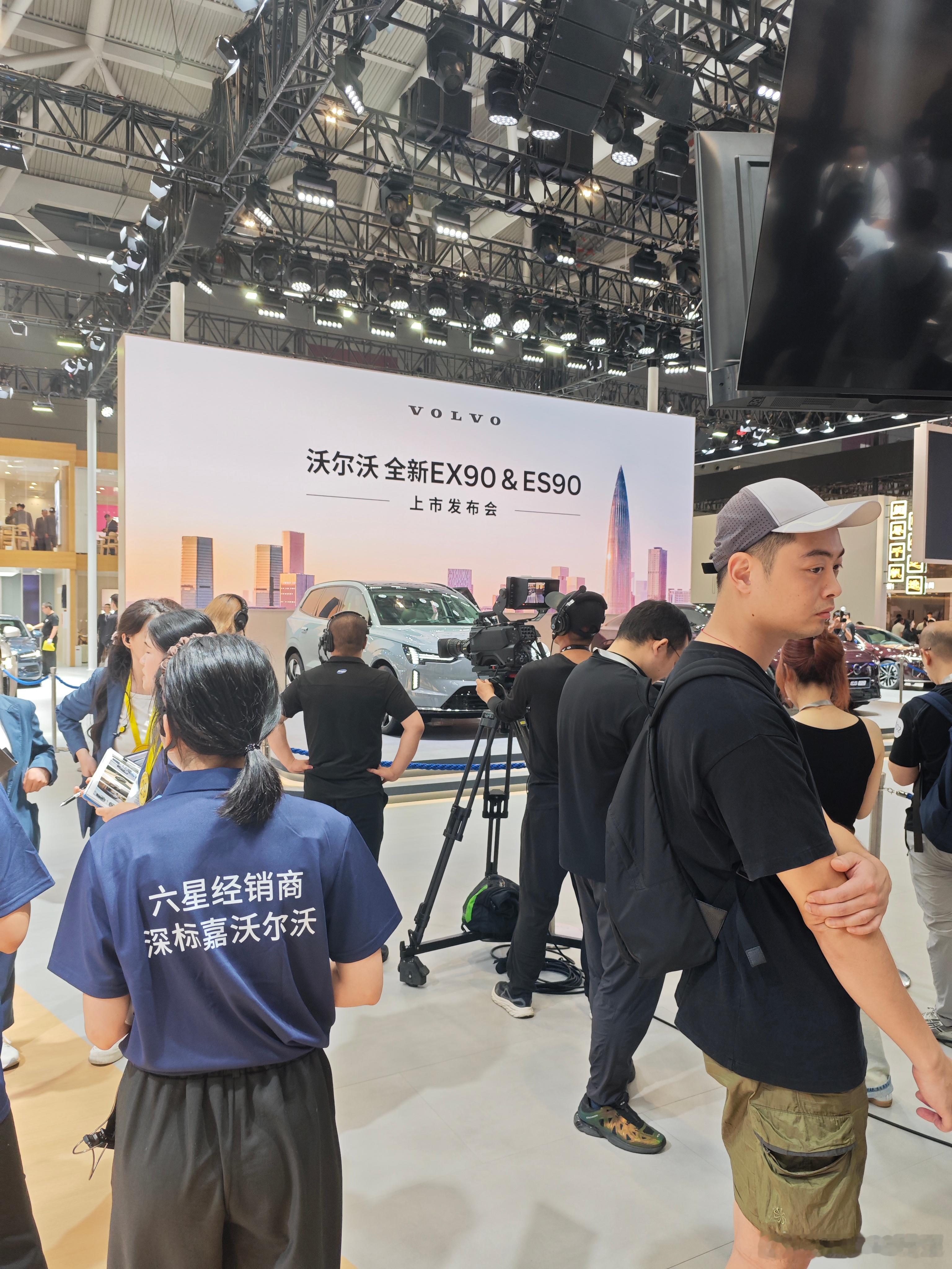 沃尔沃对"旗舰"的理解一直跟别人不一样——不堆尺寸，不卷参数，就盯着两件事：好开