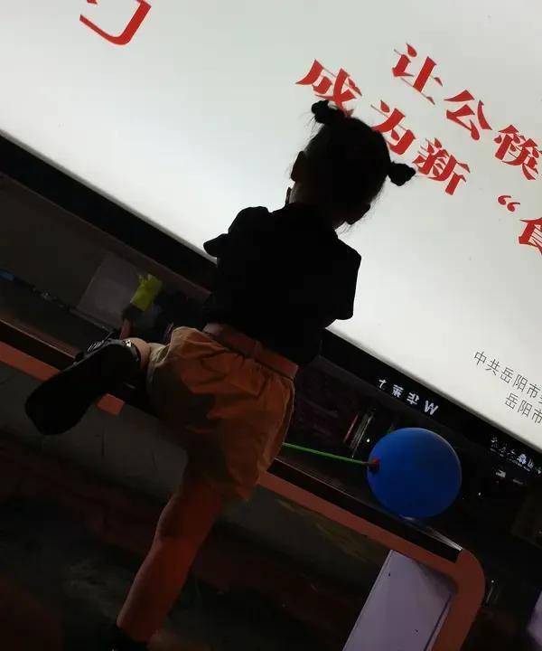 有件事我有些不理解，我们单位高主任的女儿考到县里的税务局做公务员了，还有两位同事