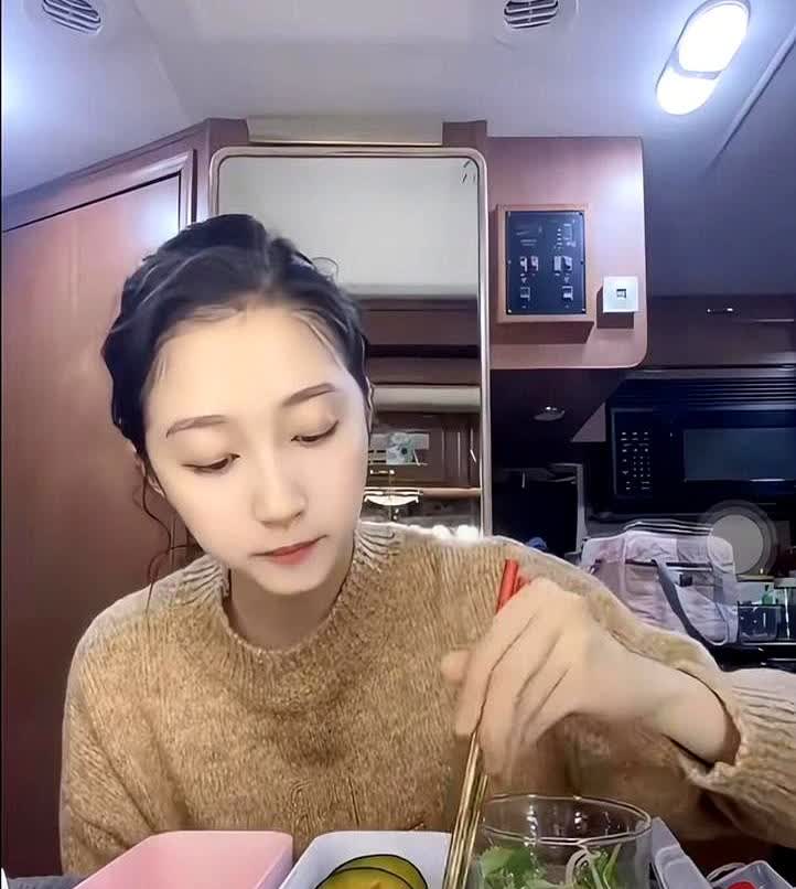 饿出来的分手关晓彤节食三年情绪失控身边人透露她对鹿晗吃饭甩脸色红毯压