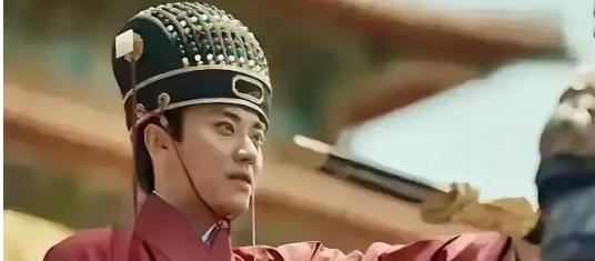1402年朱棣登基，朝中勋贵很快臣服于朱棣，唯独朱棣的小舅子徐辉祖将自己关在祠堂