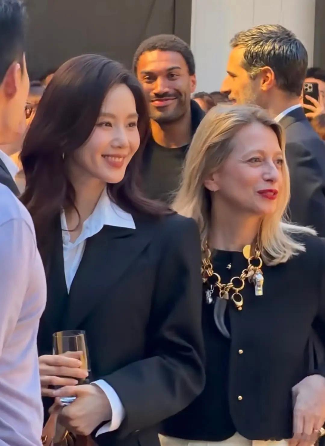 刘诗诗就是笑的时候很明媚，冷脸的时候又很酷