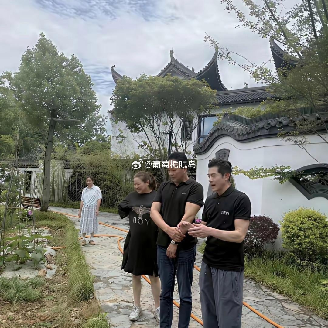 方媛的舅舅才是她的靠山！每次她带郭富城回老家，都住舅舅那座徽派庄园。据说当时是花了2000万建造的。
