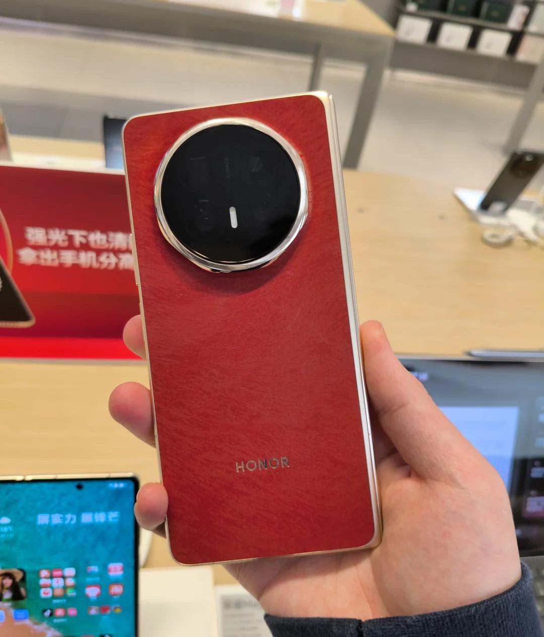 被网友吹上天的荣耀MagicV6，实不相瞒已经去线下上手体验，说几句心里话：