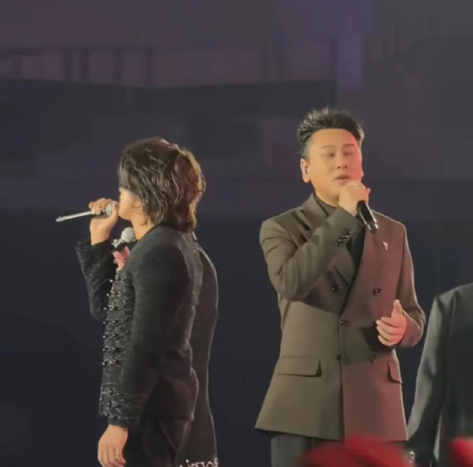 F4竟然借着5月天的演唱会合体了。看着人到中年的4位大叔，很多人真的感慨万千。