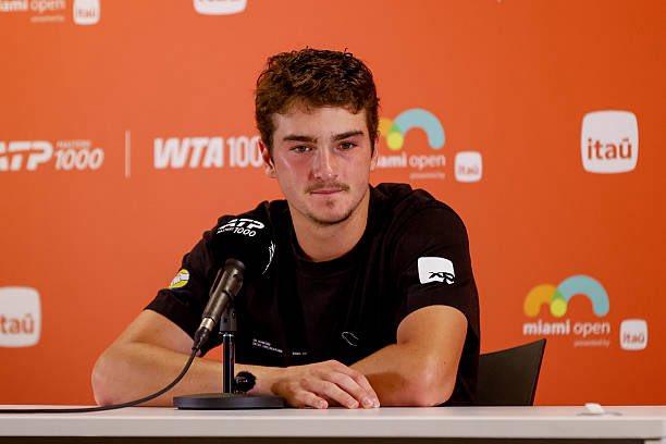 丰塞卡在迈阿密不敌世界第一后，发布会上，他谈到了阿尔卡拉斯和辛纳的区别。“我认