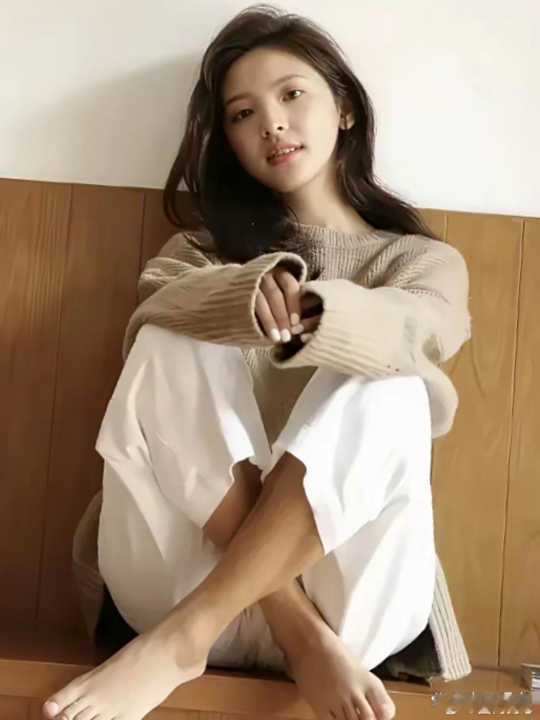 章若楠的脚丫子太绝了！自带清甜初恋感，每一寸都精致耐看，温柔又灵动，直接美到人心