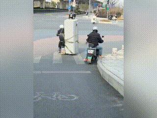 传说中的艺高人胆大？大爷，你还是悠着点吧！旁边的这位小哥看到大爷这番操作，也