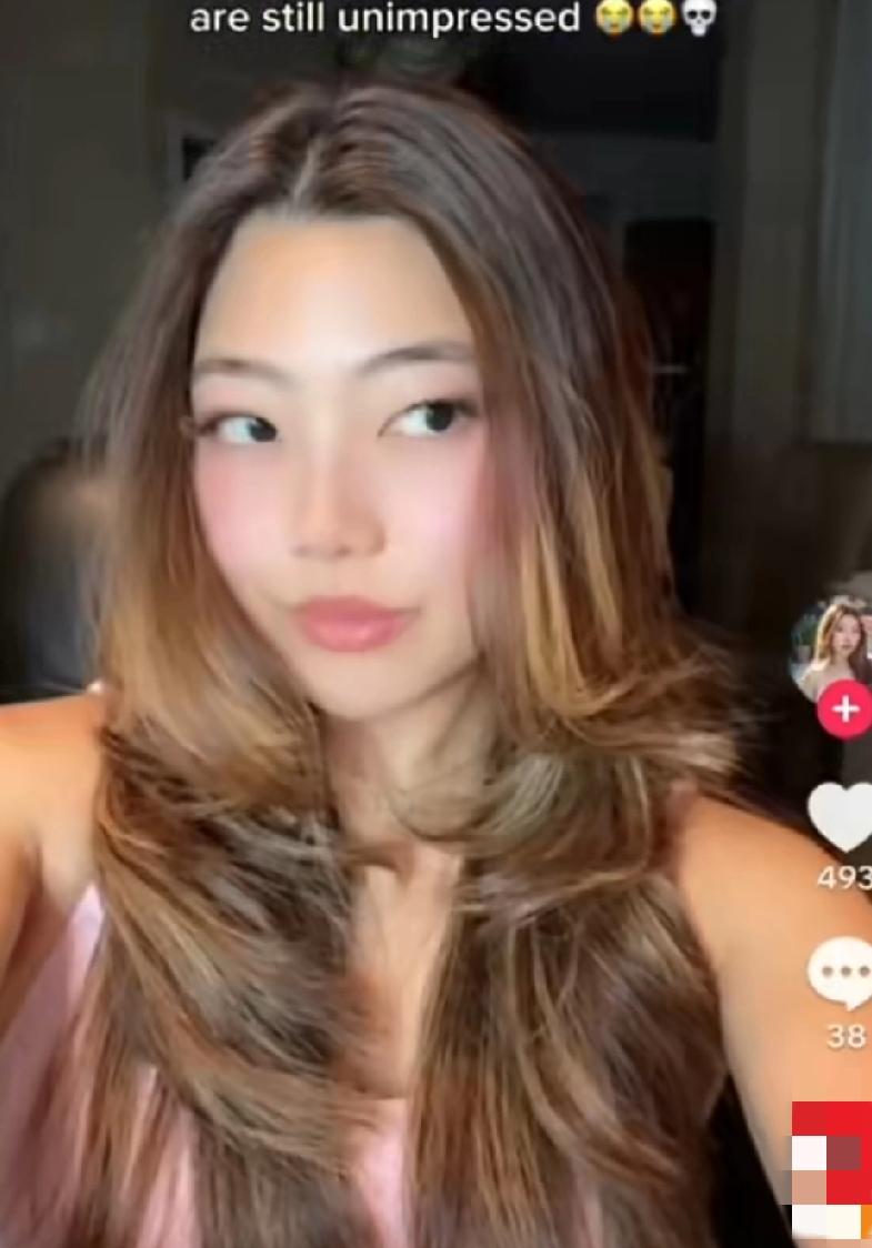 一名在加拿大成长的移民二代，录下她的父母，“边看中国春晚边骂中国机器人是假的”的