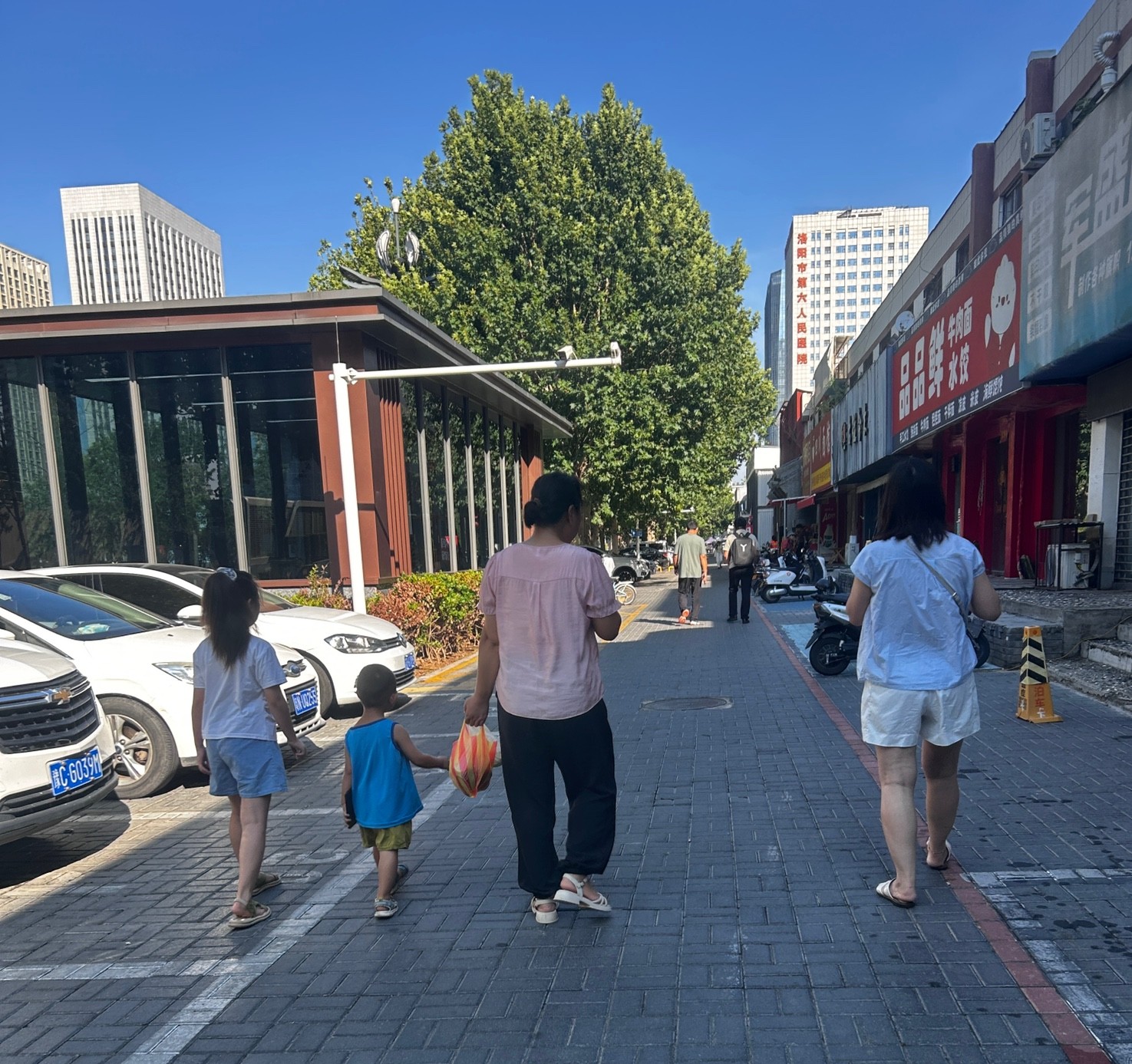 昨晚邻居来敲门，声音直发颤。她说离婚后一个人带娃，闺女放假没人看，明天再不上班工