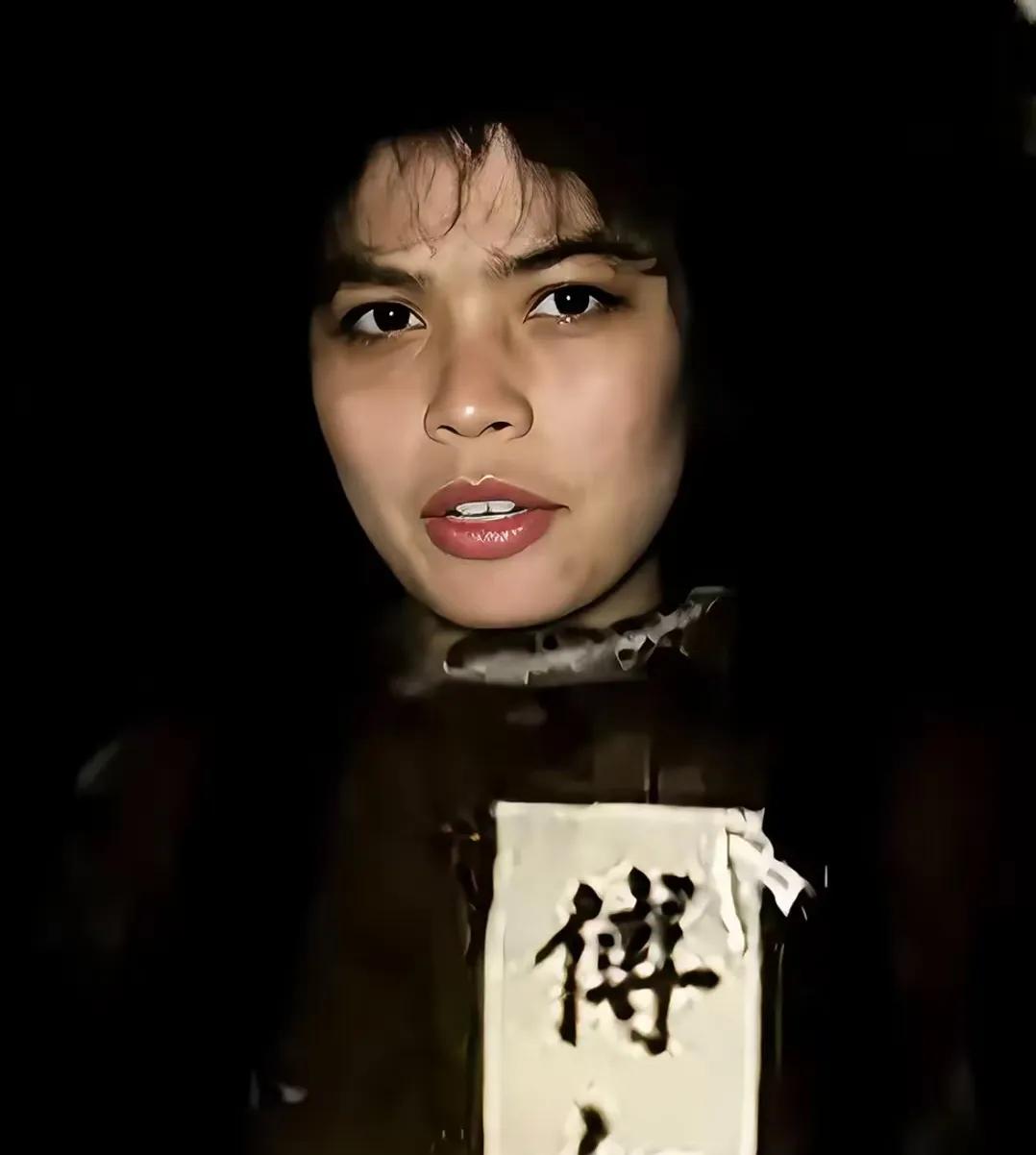 1956年1月，台湾新竹姑娘傅如芝在台北被枪决，临死前拍了张照片，胸口别着死刑牌