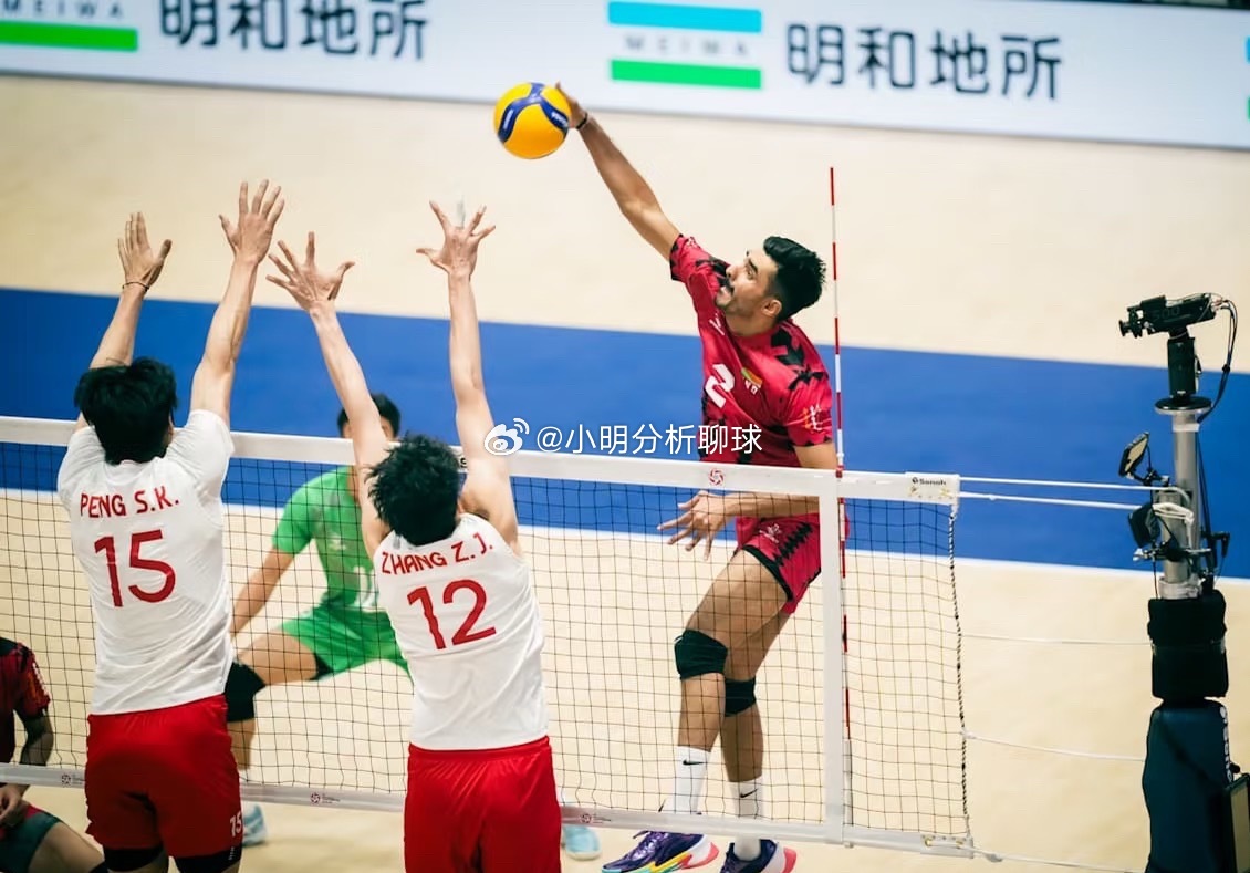 中国男排亚锦赛3:0印度祭出MB3战术#中国男排3比0印度男排#接应极其孱弱，两点攻轮真的非常难，主