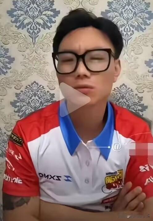 张雪车队的邓连松在直播时直言：车队不会签5号。说5号要是签了，自己经常去车队，搞