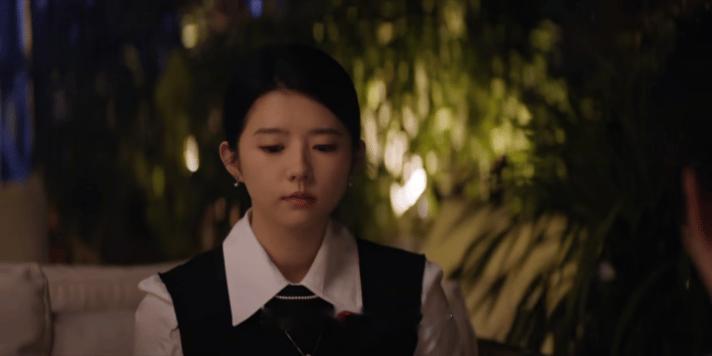 何蓝逗几个菜呀喝成这样醉到直打晃，却坚持要给每个人递“加油”的纸条，上面歪歪扭