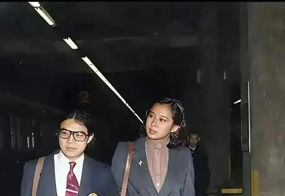 12岁1米7，霍家娃怎么长出来的？港媒拍到霍中曦陪爸妈逛科学馆那天，现场家