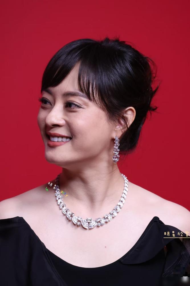 孙俪这边爆料邓超是个“巨婴”，那边邓超的综艺身价就千万起跳。这反差，就离谱。