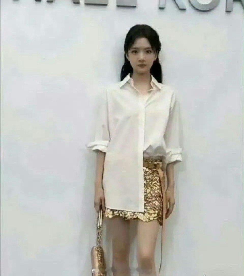 原来任敏大腿是我见过最细的了，和小腿一样​​​