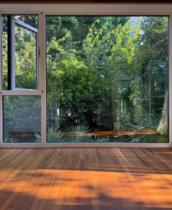 上次跟朋友聊装修，他一句“大玻璃封阳台”差点没把肠子悔青，说夏天热得像个蒸笼，冬