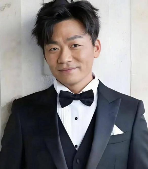 当年嫌他土，如今他成王。深夜刷到马蓉近况，心里咯噔一下。她还在发小作文。字