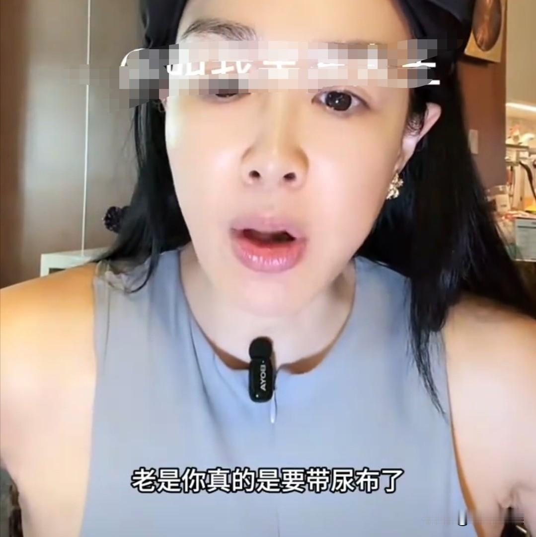 8月4日，直播镜头前，钟丽缇素颜出镜，没有滤镜遮掩，也没有刻意回避。56岁的她直