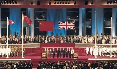 当年条约写得明明白白，香港岛是永久割让给英国的土地，按照近代殖民世界的惯例，割出