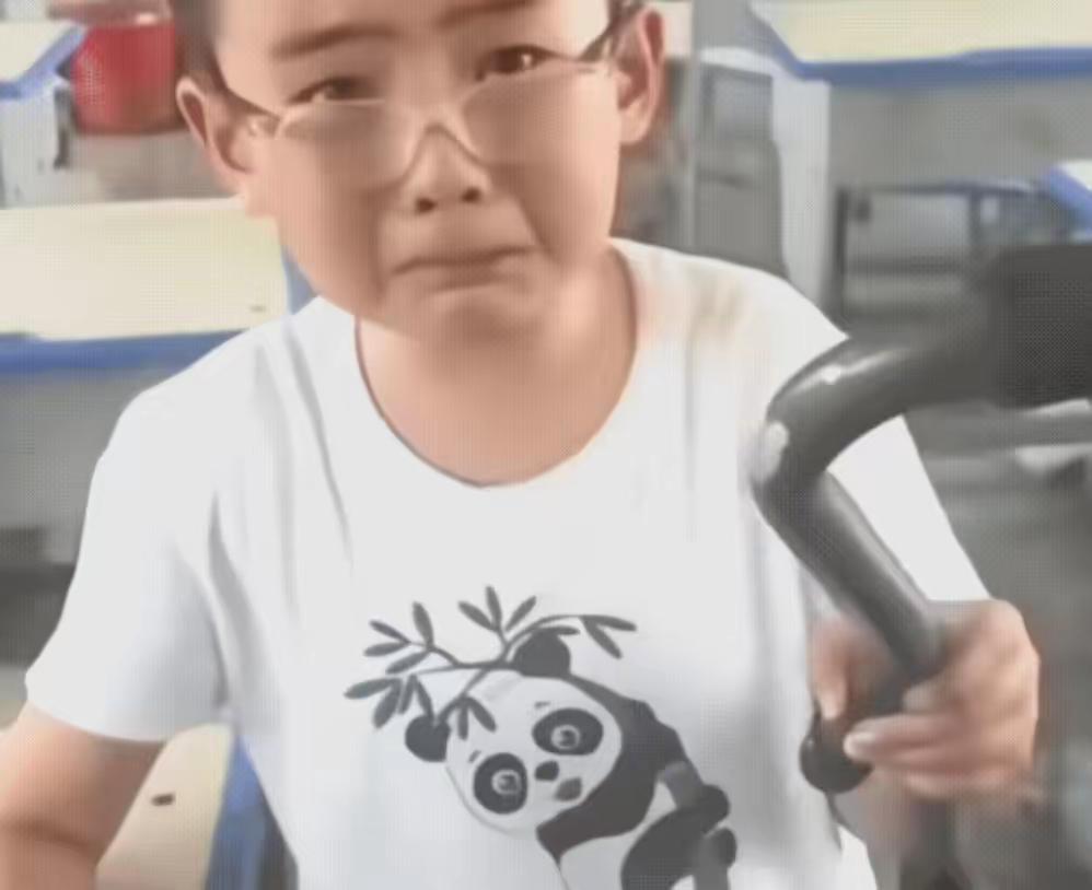 广西桂林有个做坚果生意的老板，姓什么就不提了，反正挺冤的。他进了90吨夏威夷果，