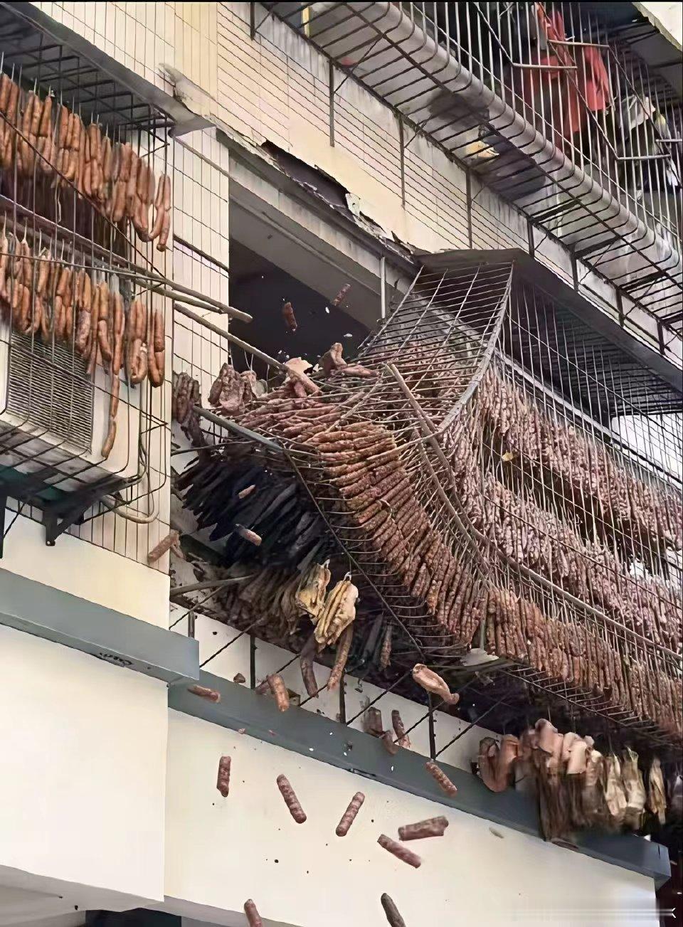 为了过年晒腊肉香肠也没必要晒这么多吧自己吃不完，给亲戚朋友也分不完吧