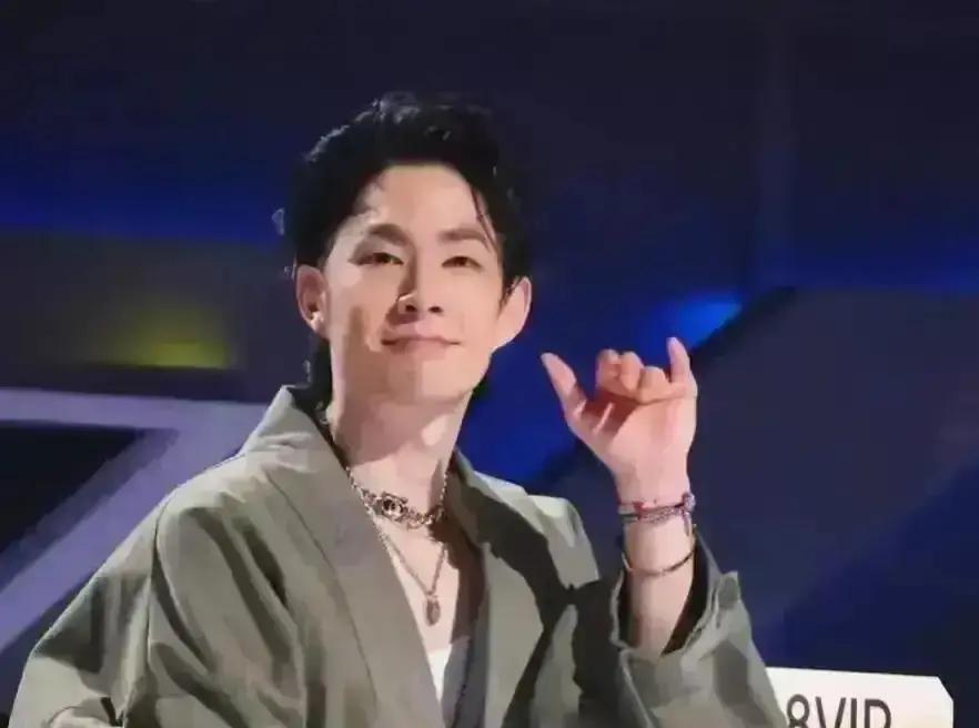 合体零互动，9000万广告黄了江苏卫视跨年夜，F4同台零交流。镜头扫过，四