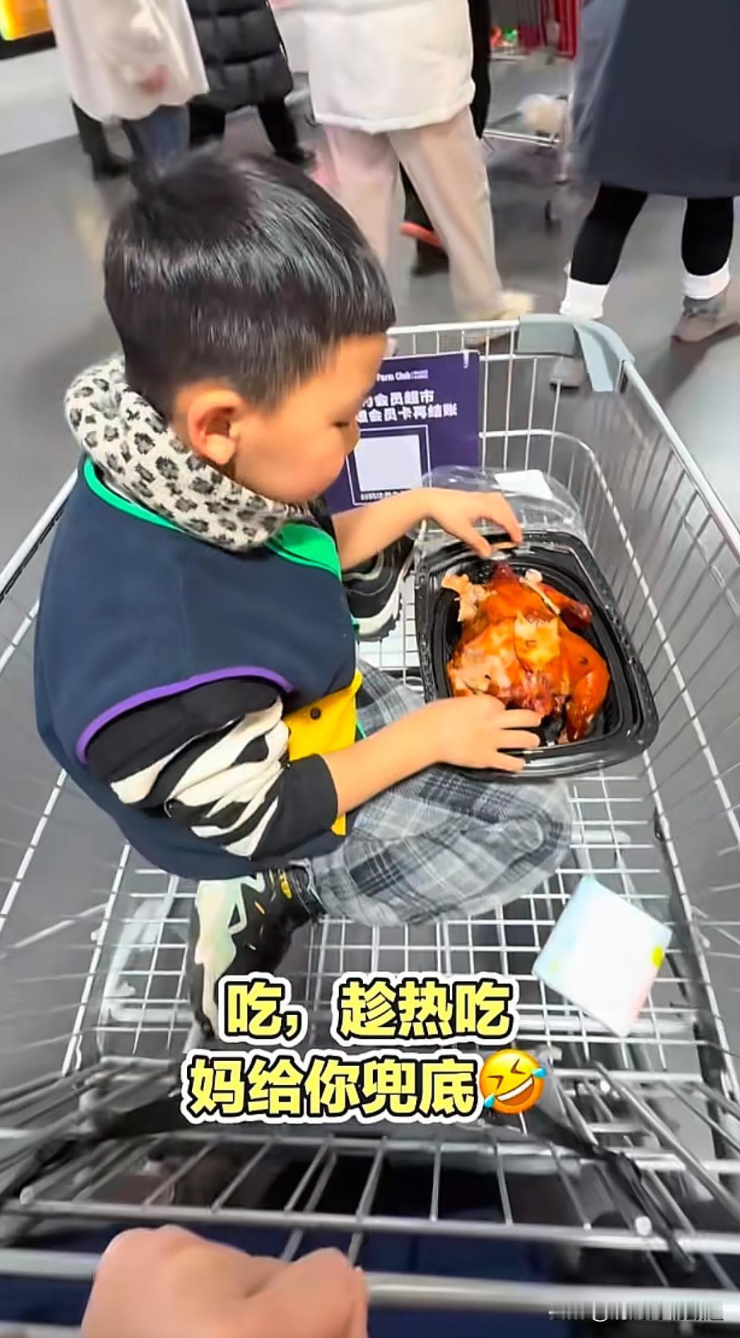 “见过最廉价的兜底”，家长让儿子在购物车里吃烤鸡的画面火了，却引发了网友们的热烈