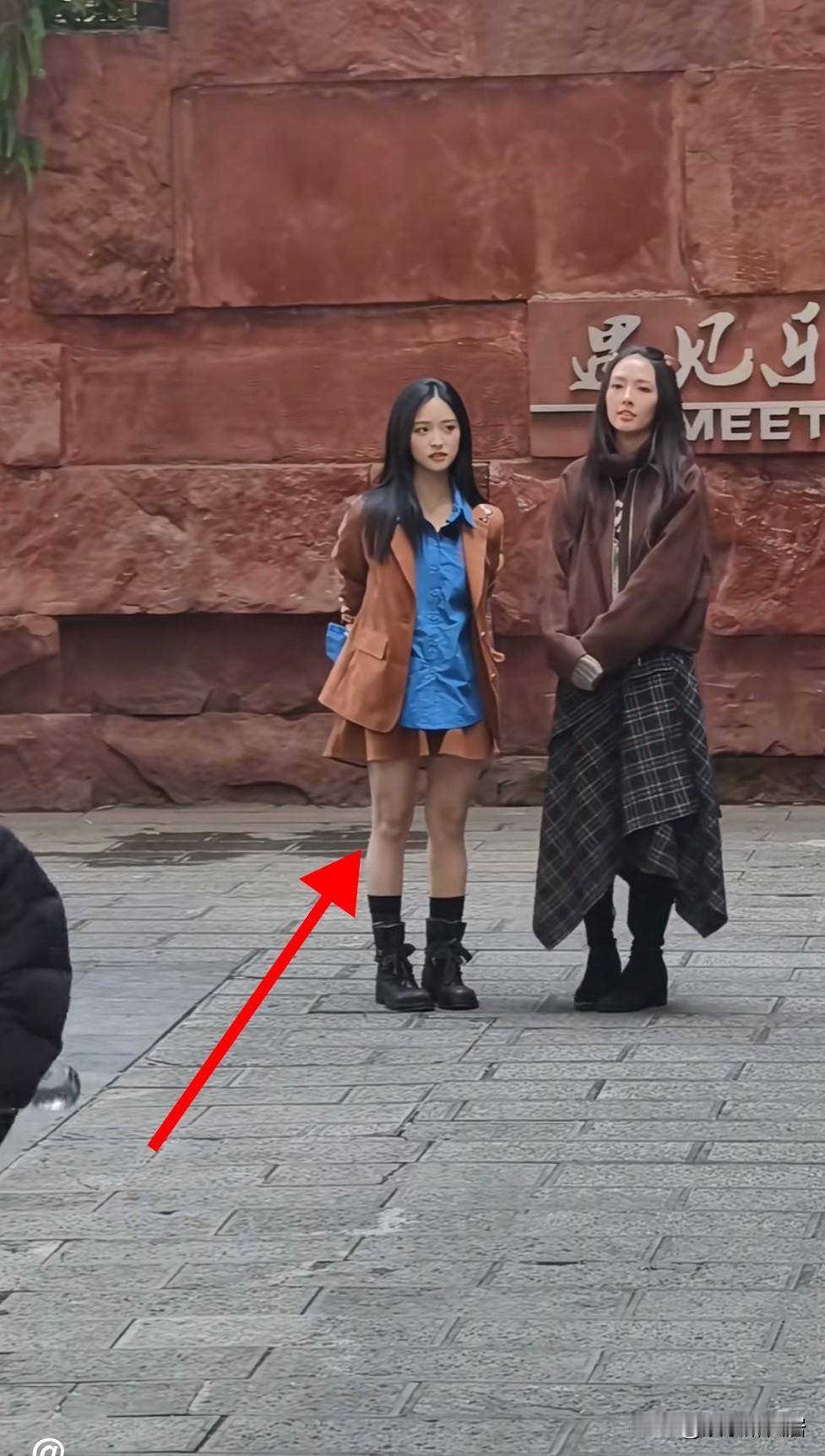 老话说得好，大个门前站不富也好看是有道理的，你看沈月和郭碧婷同框一下子就看出