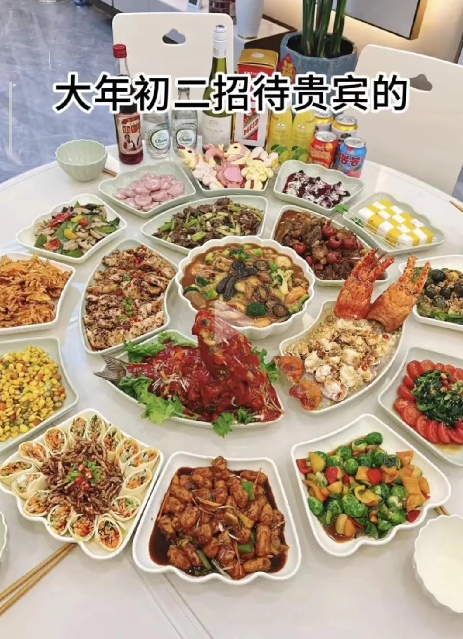 这顿年夜饭的饭菜在我国是什么水平？光两只波士顿龙虾就打败了90%的家庭了，中间