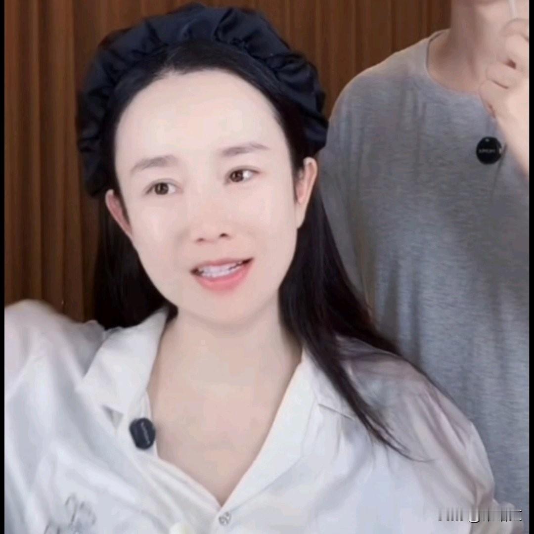 张檬带6个月娃飞香港打针！说苗都一样就是打法猛，这波操作真懵了张檬带半岁儿
