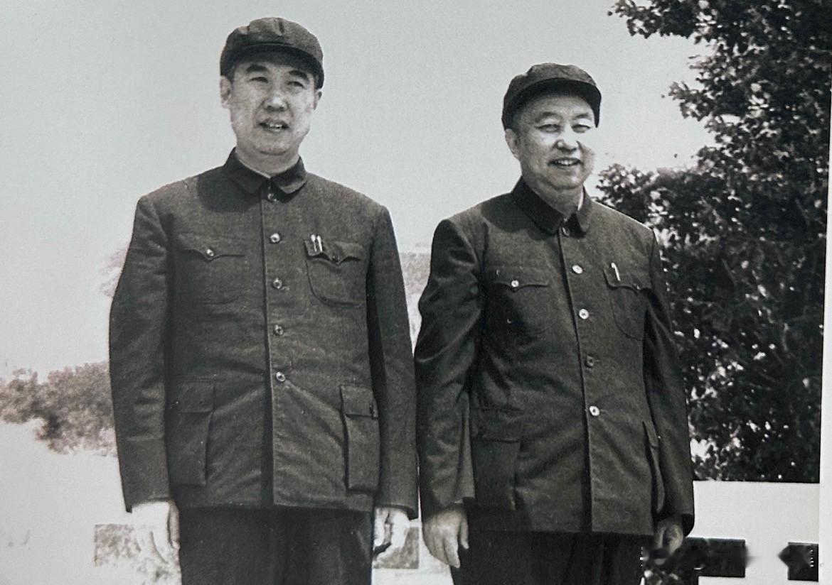 1975年，华国锋和杨贵在西藏自治区合影。当时，两人同属中央代表团赴藏参加自治区