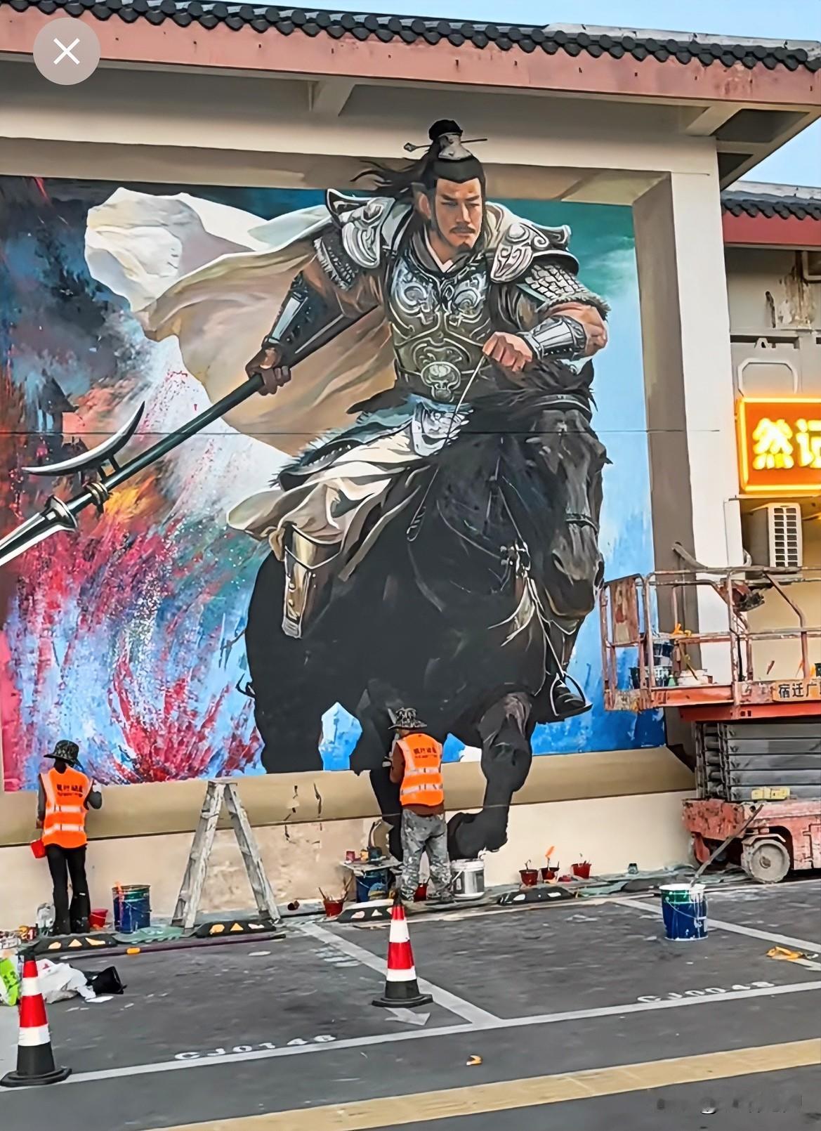 何润东坐在家里就火了……刚刚亮相苏超开幕式，宿迁队在霸王的嘶吼助威下，打了鸡